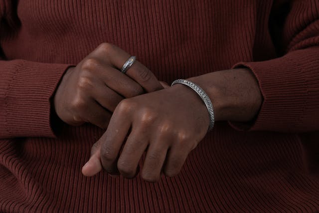 Srebrna bransoletka w codziennych stylizacjach – świeży akcent