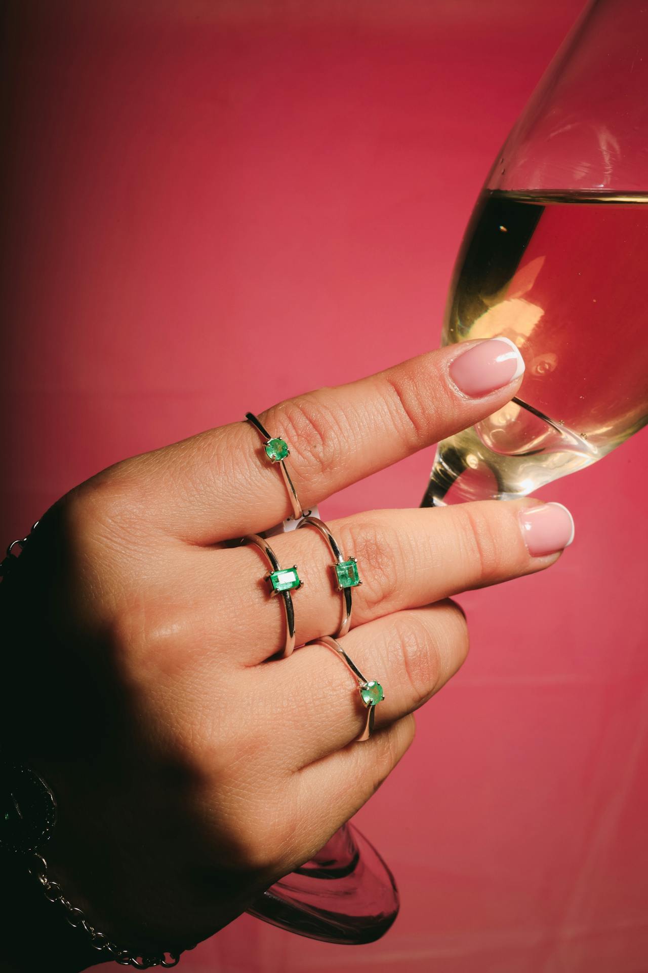 szmaragdowe pierścionki na palcach